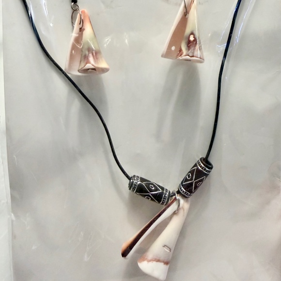 Seashell earrings and necklace set 2. - Picture 1 of 1